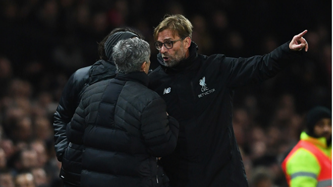 Hai HLV Jurgen Klopp và Mourinho tranh cãi nảy lửa ngoài đường piste