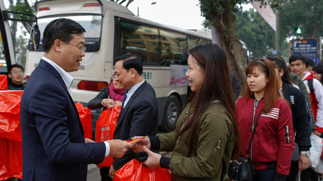 Bí thư thứ nhất T.Ư Đoàn Lê Quốc Phong trao tặng phong bao lì xì, chúc các bạn sinh viên nghèo đón Tết đoàn viên bên gia đình.