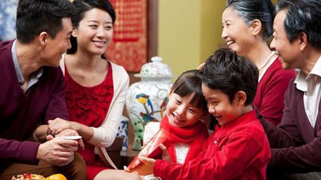 Xông đất đầu năm là phong tục lâu đời của người Việt. Ảnh minh họa