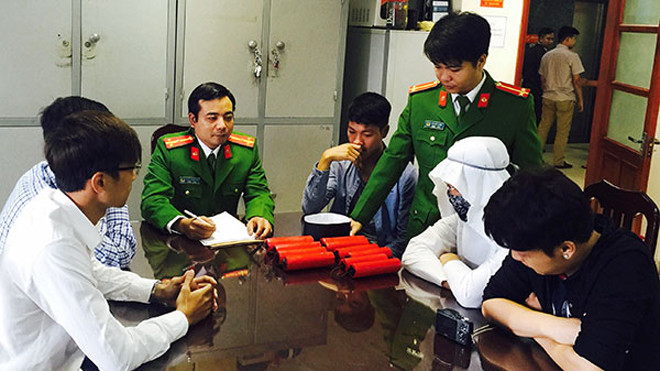 Cảnh sát công nghệ cao đấu tranh với các đối tượng.