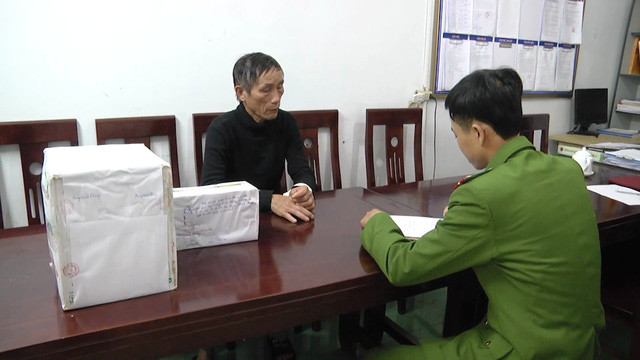 Đối tượng Phượng và tang vật tại CQĐT.