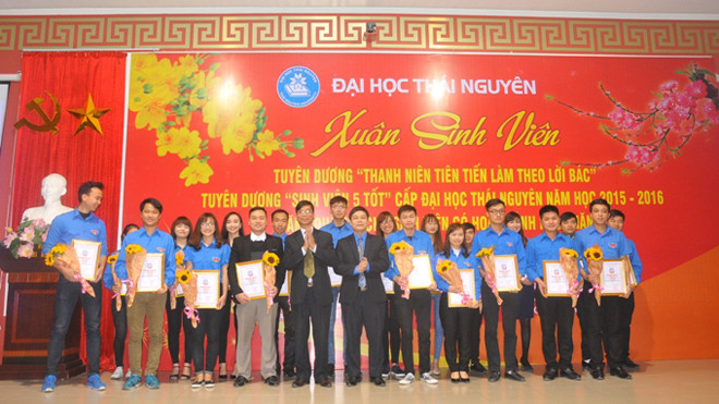 Tặng 100 suất quà tết cho sinh viên có hoàn cảnh khó khăn