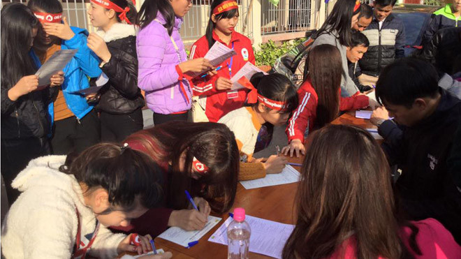 Các bạn trẻ đăng ký vào hiến máu