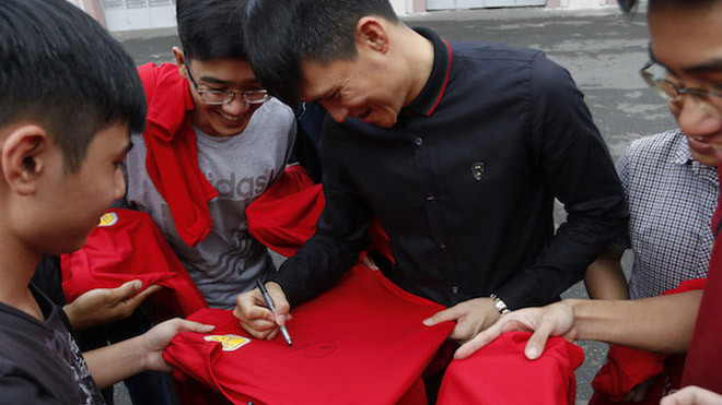 Lê Công Vinh trực tiếp bán vé, ký tặng người hâm mộ TP.HCM