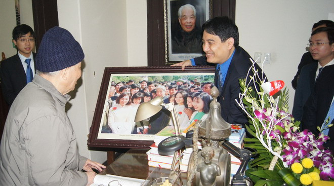 Anh Nguyễn Đắc Vinh chúc Tết và chúc mừng sinh nhật nguyên Tổng Bí thư Đỗ Mười