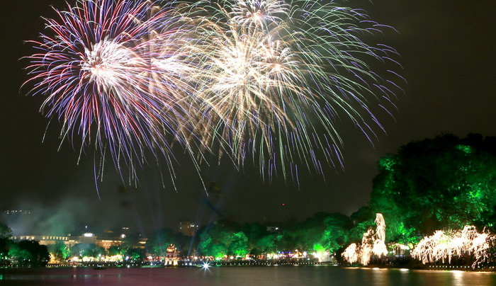Pháo hoa đêm giao thừa chào đón năm Giáp Ngọ. Ảnh: Hồng Vĩnh