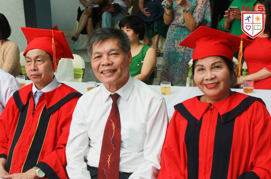 TS-NGƯT Nguyễn Thanh Sơn (áo trắng, ở giữa)