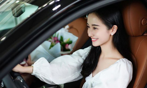 Jun Vũ hào hứng khoe xe sang 2 tỉ mới tậu mừng sinh nhật.