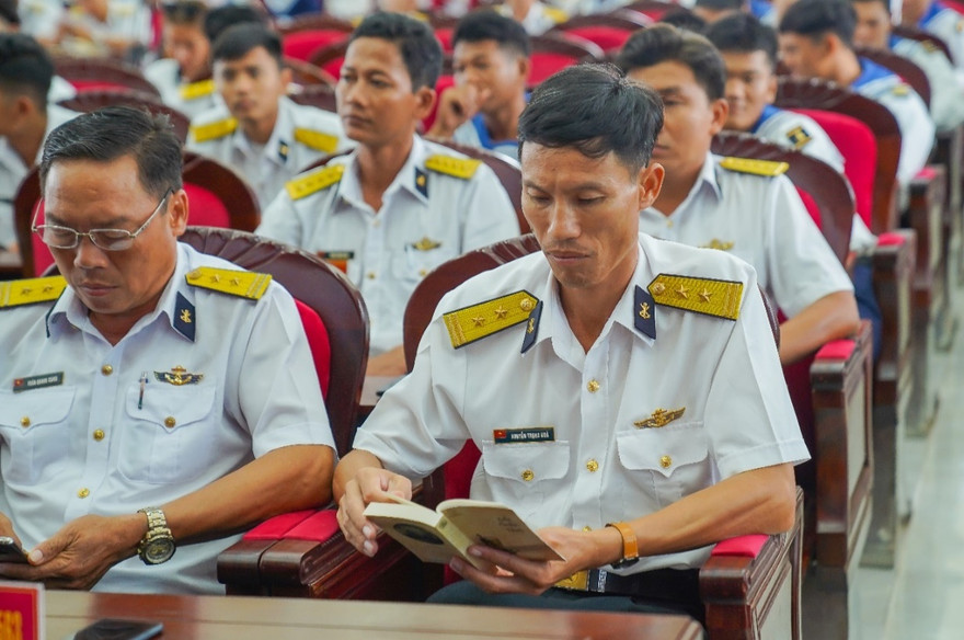 Sách quý đến tay cán bộ, chiến sĩ Vùng 5 Hải quân - Phú Quốc 