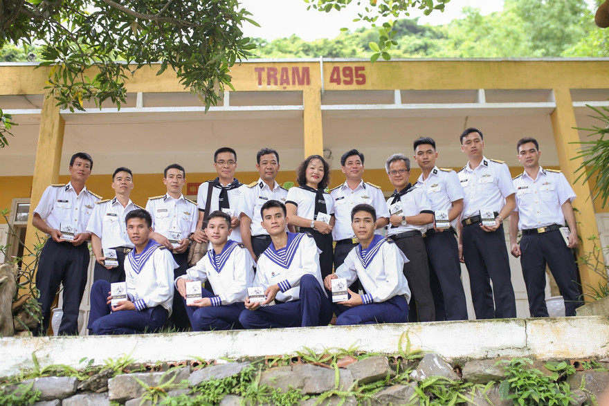 Trao tặng sách quý, trao tặng khát vọng, yêu thương tại huyện đảo Cát Hải 