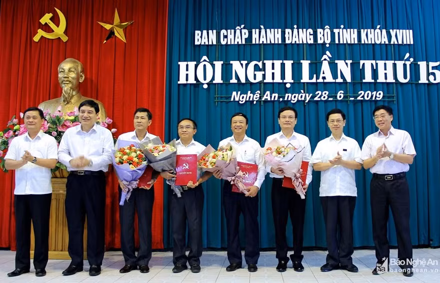 Lãnh đạo Tỉnh ủy Nghệ An trao quyết định và chúc mừng các đồng chí được chỉ định tham gia Ban Chấp hành Đảng bộ tỉnh Nghệ An nhiệm kỳ 2015 - 2020.