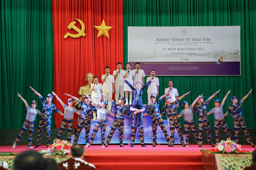 Ca sĩ Hoàng Thùy Linh: Ngay tại thời điểm khó khăn, bế tắc tôi đã tìm đến sách