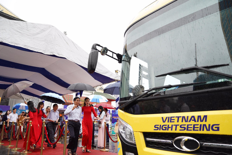 Khám phá Hạ Long mới lạ với xe Bus 2 tầng Hạ Long City Tour