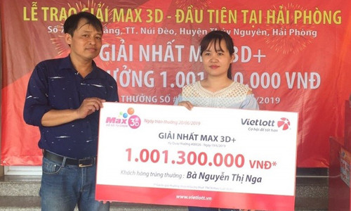 Chị Nga (Thợ may – Hải Phòng) người thắng giải Max 3D trong kỳ quay #00026 lên lãnh thưởng