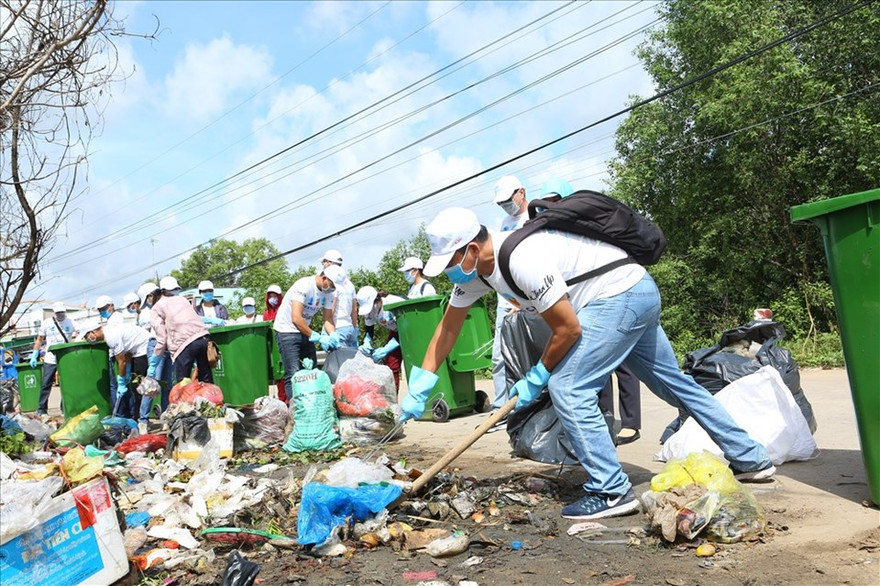 Dọn dẹp rác tại chợ