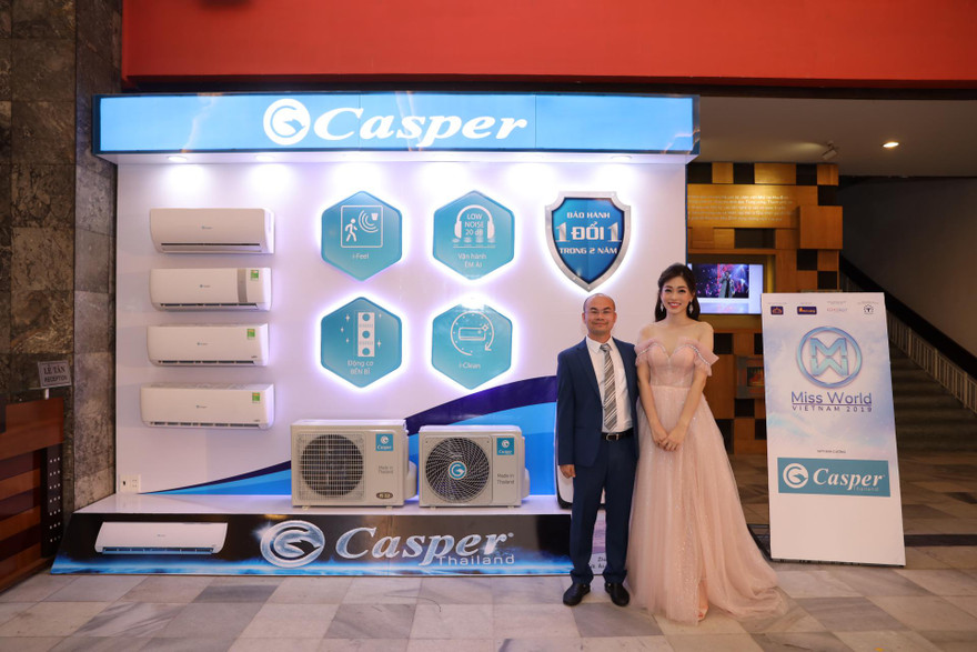 Ông Vũ Khánh Toàn - Giám Đốc Marketing Công Ty Casper Việt Nam cùng Á hậu Bùi Phương Nga.