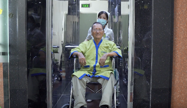 Ông Phan Dũng lúc đến điều trị tại bệnh viện DNA-Ảnh: DNA