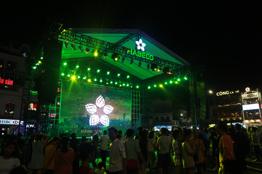 Bức tranh mosaic khổng lồ ghép từ 2500 bức ảnh của khách hàng tại khu vực sân khấu chính của sự kiện