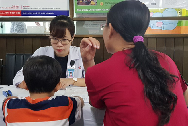 Bác sĩ Bệnh viện Nguyễn Tri Phương khám, tư vấn về chậm tăng trưởng chiều cao ở trẻ. Ảnh: Lê Phương.