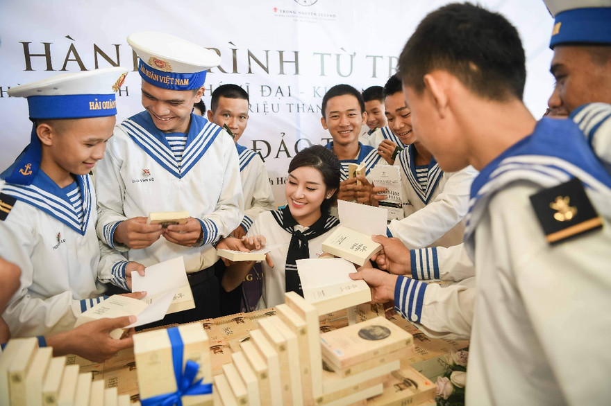 Trao tặng hơn 10 ngàn cuốn sách quý đến cán bộ, chiến sĩ Vùng 4 Hải quân