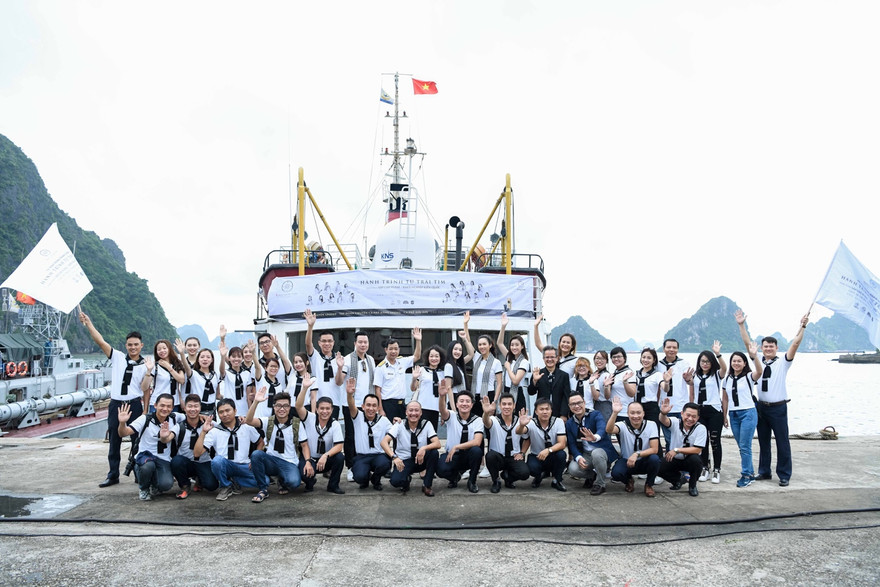 Những ngày đêm lênh đênh trên biển trao tặng bộ sách quý tới biển đảo xa xôi