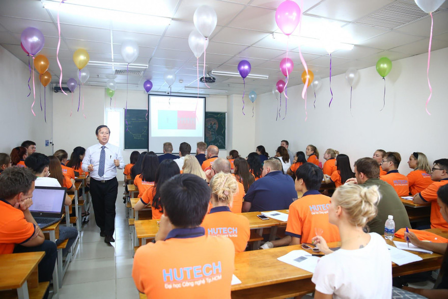 Sinh viên chương trình Đại học đào tạo bằng tiếng Anh sử dụng tiếng Anh là ngôn ngữ giảng dạy và giao tiếp chính