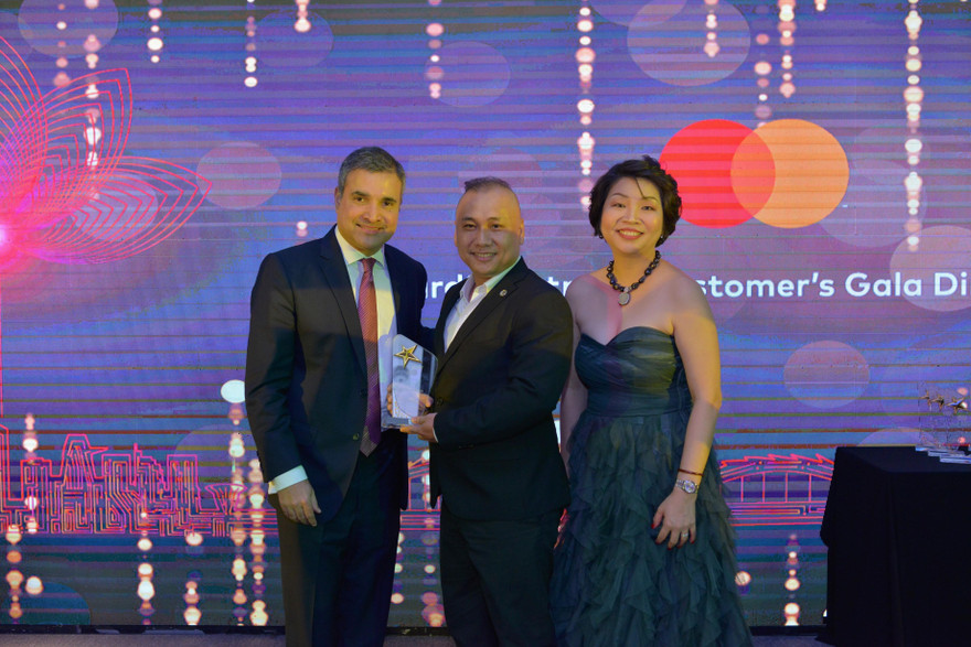 Ông Lâm Chí Cường - Giám Đốc Phát Triển Đối Tác Thẻ / Giám Đốc Giải Pháp thẻ Thanh toán Ngân hàngTMCP Hàng Hải Việt Nam đại diện nhận giải thưởng