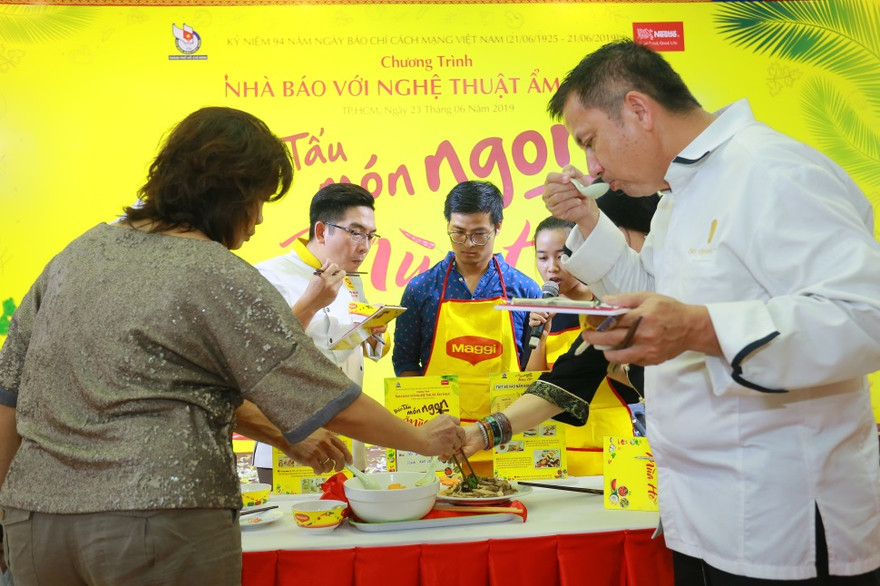 Các giám khảo đang thưởng thức và chấm điểm món ăn do các đội thực hiện