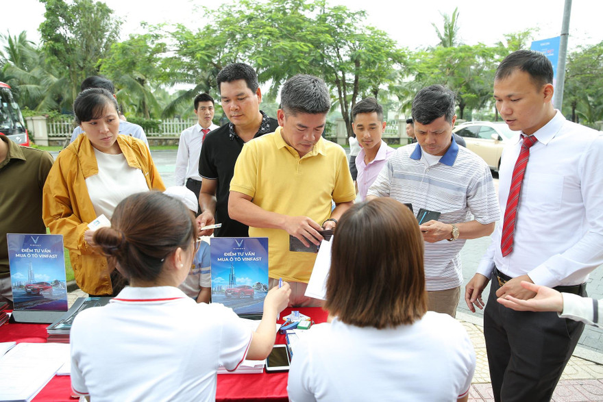 Đầu giờ sáng, đã có đông khách hàng đến đăng ký lái thử xe VinFast Fadil và nghe tư vấn mua xe