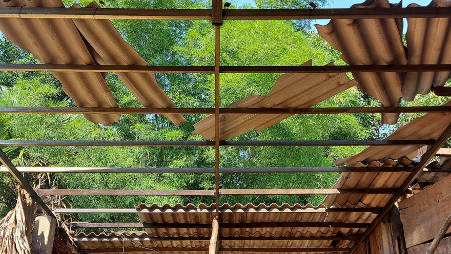 Lốc xoáy đã làm nhiều hộ dân nghèo của xã Thanh Hoá (Tuyên Hoá - Quảng Bình) lâm vào cảnh màn trời chiếu đất.