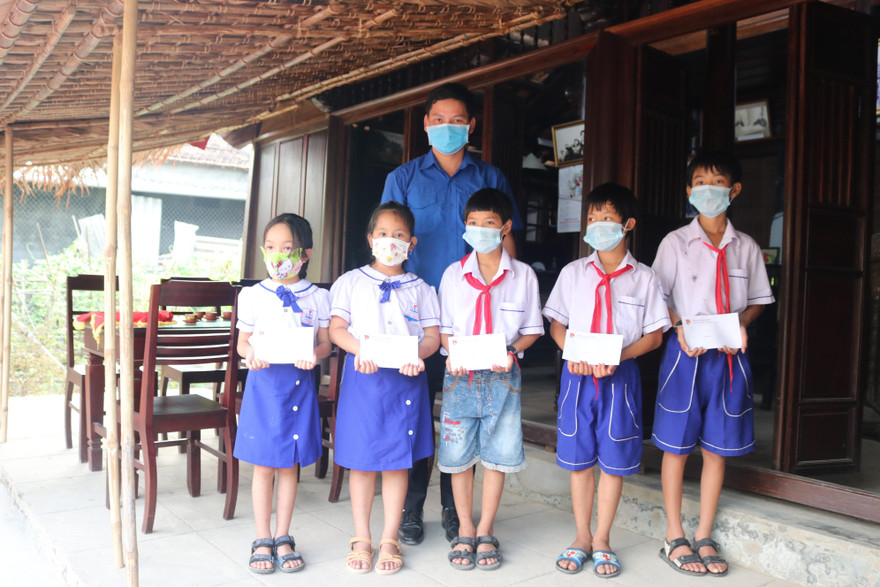 Ban Thường vụ đã trao 10 suất học bổng cho 10 em học sinh vượt khó học giỏi chịu thiệt hại nặng trong đợt lũ lụt năm 2020 trong lễ phát động này.