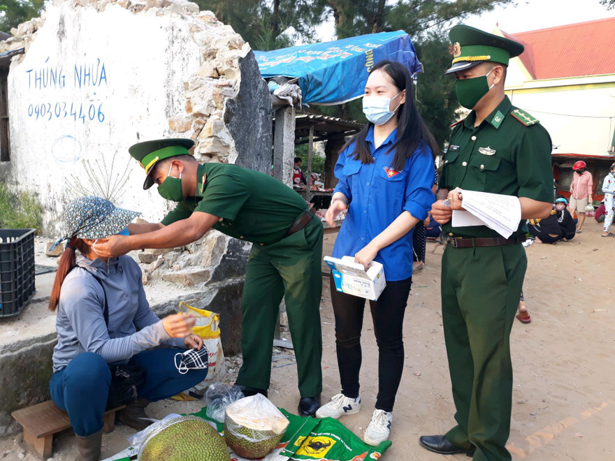 Đoàn viên thanh niên các lực lượng trong toàn tỉnh "đi từng ngõ, gõ từng nhà" để tuyên truyền về về cuộc bầu cử ĐBQH khóa XV và bầu cử đại biểu HĐND các cấp, nhiệm kỳ 2021-2026.