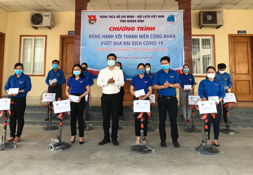 Tặng quà cho các đoàn viên thanh niên công nhân có hoàn cảnh khó khăn