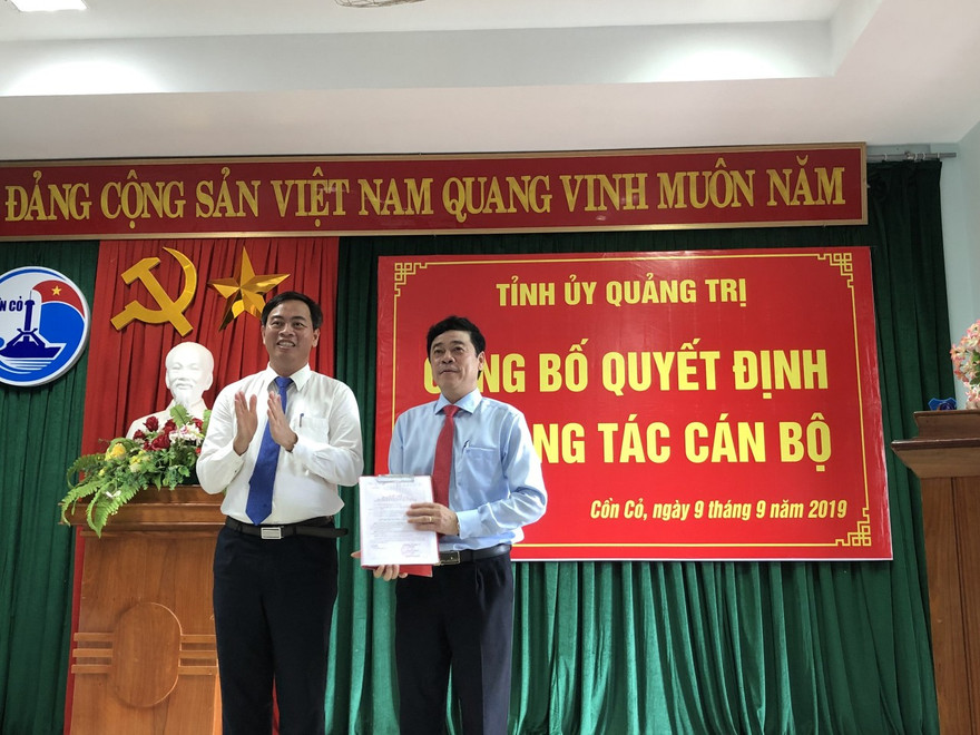 Phó Bí thư Thường trực Tinh ủy Quảng Trị Nguyễn Đăng Quang chúc mừng tân Bí thư Huyện đảo Cồn Cỏ Võ Viết Cường (phải).