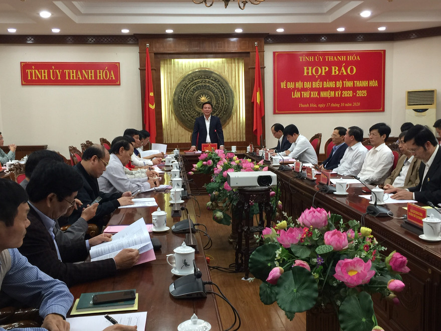 Ông Đỗ Trọng Hưng, Phó Bí thư thường trực Tỉnh uỷ Thanh Hoá, chủ trì, phát biểu tại cuộc họp báo