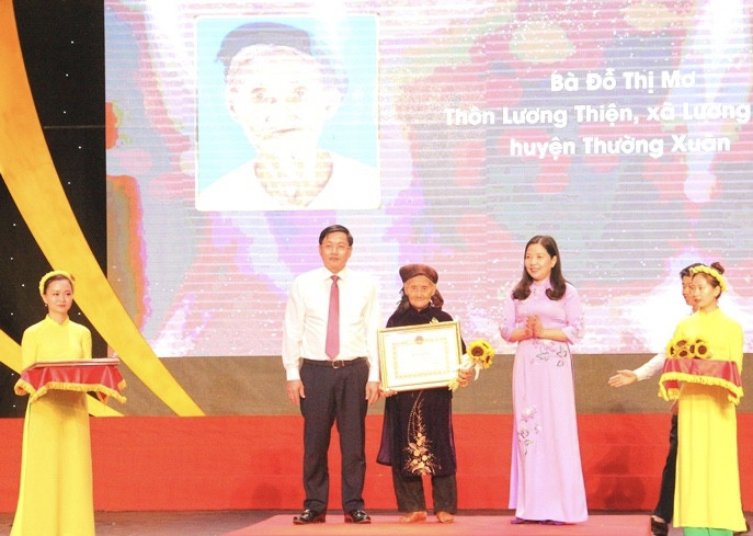 Cụ bà 84 tuổi xin 'thoát nghèo' và đôi bạn cõng nhau tới trường được tôn vinh