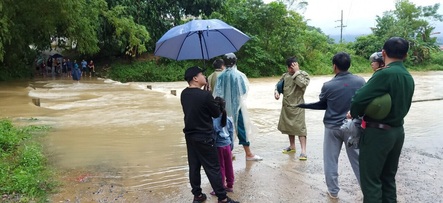 Chiến sỹ bộ đội cứu sống nữ sinh giữa dòng nước lũ