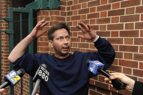 Colin Patterson kể về vụ thoát chết nhờ những chiếc đàn piano. Ảnh: NY Daily News