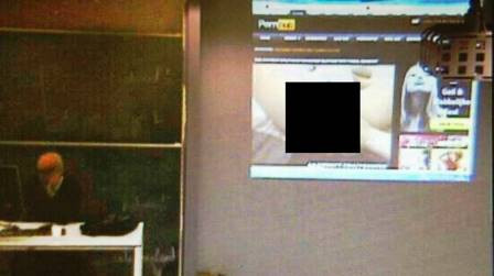 Giáo sư xem phim “mát” bị phát nhầm lên máy chiếu lớp học