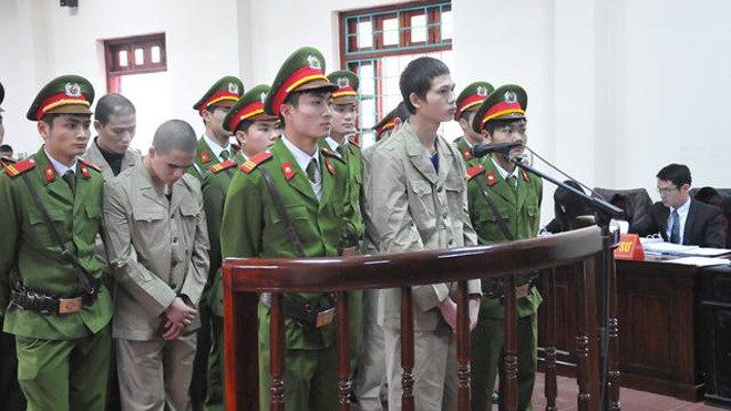 Các bị cáo trong phần xét hỏi sáng 6/3. Ảnh: Tuấn Nguyễn