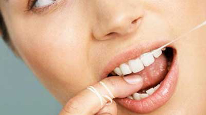 Nên xỉa răng bằng chỉ nha khoa hàng ngày.