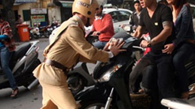 Khởi tố đối tượng đâm xe vào CSGT