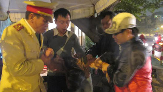 Thiếu nữ gào thét ở chốt CSGT, liên tục đòi lao ra đường 