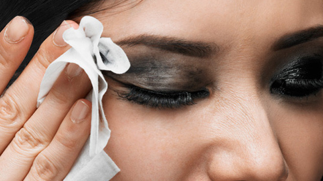 Rửa mặt sai cách, dễ lão hóa da