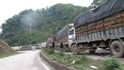 Hàng nghìn xe dồn ứ, đỗ dọc đường quốc lộ. Ảnh: Duy Chiến