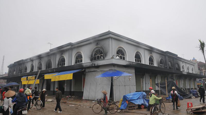 Cận cảnh chợ Phố Hiến tan hoang sau vụ cháy