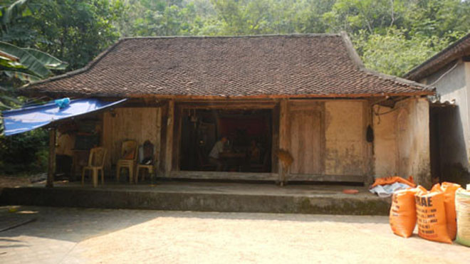 Ngôi nhà ngói và khoảng sân từng là nơi Công Phượng cùng anh trai đá bóng bằng những trái bòng hay giấy cuộn chặt. Ảnh: Nghệ Yên.