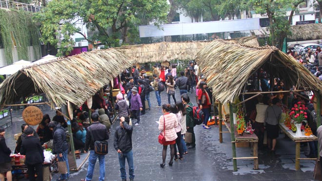 Toàn cảnh phiên chợ quê với đa dạng các mặt hàng được bày bán