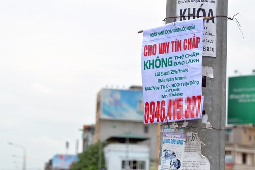 Để vay được tiền, nhiều khách hàng bất chấp các điều khoản hợp đồng dù có thể lãi suất cao ngất ngưởng. Ảnh: Anh Quân.