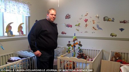 Servat thất vọng bên những món đồ trẻ em mà mình vẫn chưa có dịp sử dụng đến 